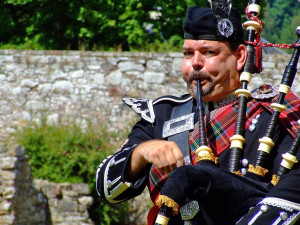 bagpipes-player